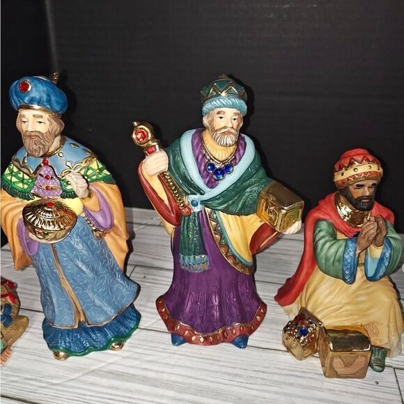 Vintage Traditions 12 Piece Porcelain Holiday Nativity Set Hand Painted #75177 - Picture 5 of 13